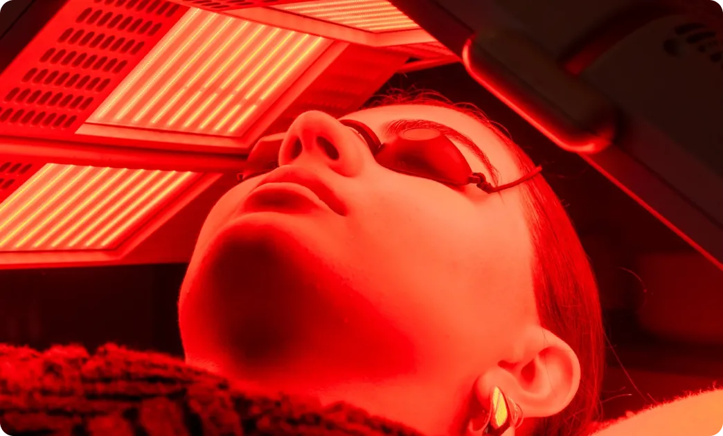 LED red-light face mask session